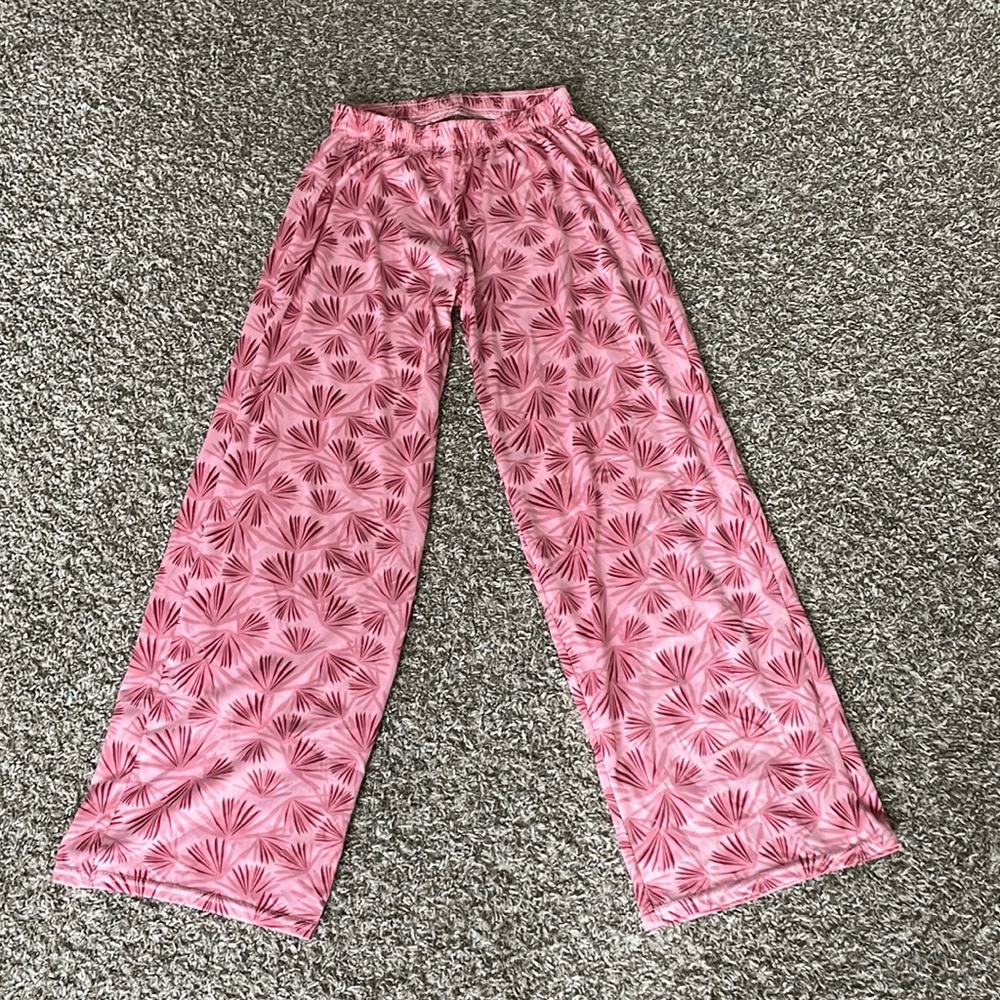 These are very comfortable pajama pants they are very stretchy!